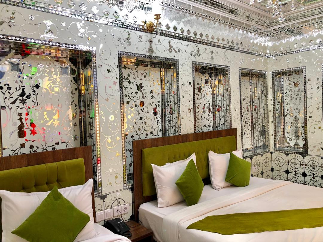 اتاق سه تخته شاه نشین اقامتگاه سنتی پنج دری شیراز
